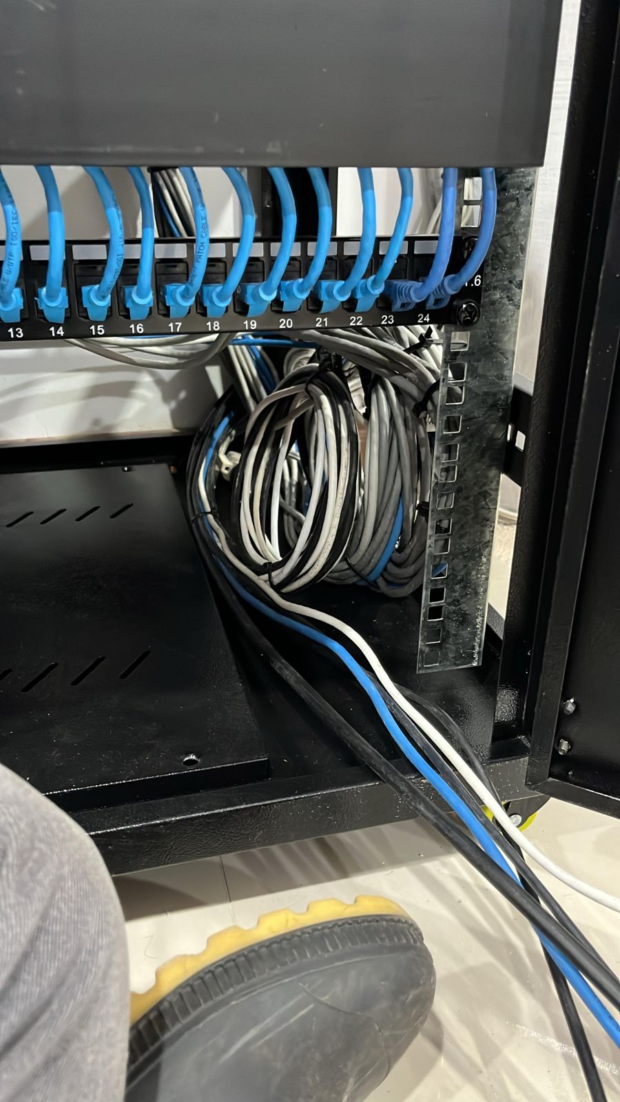 Rack de red intervenido y ordenado
